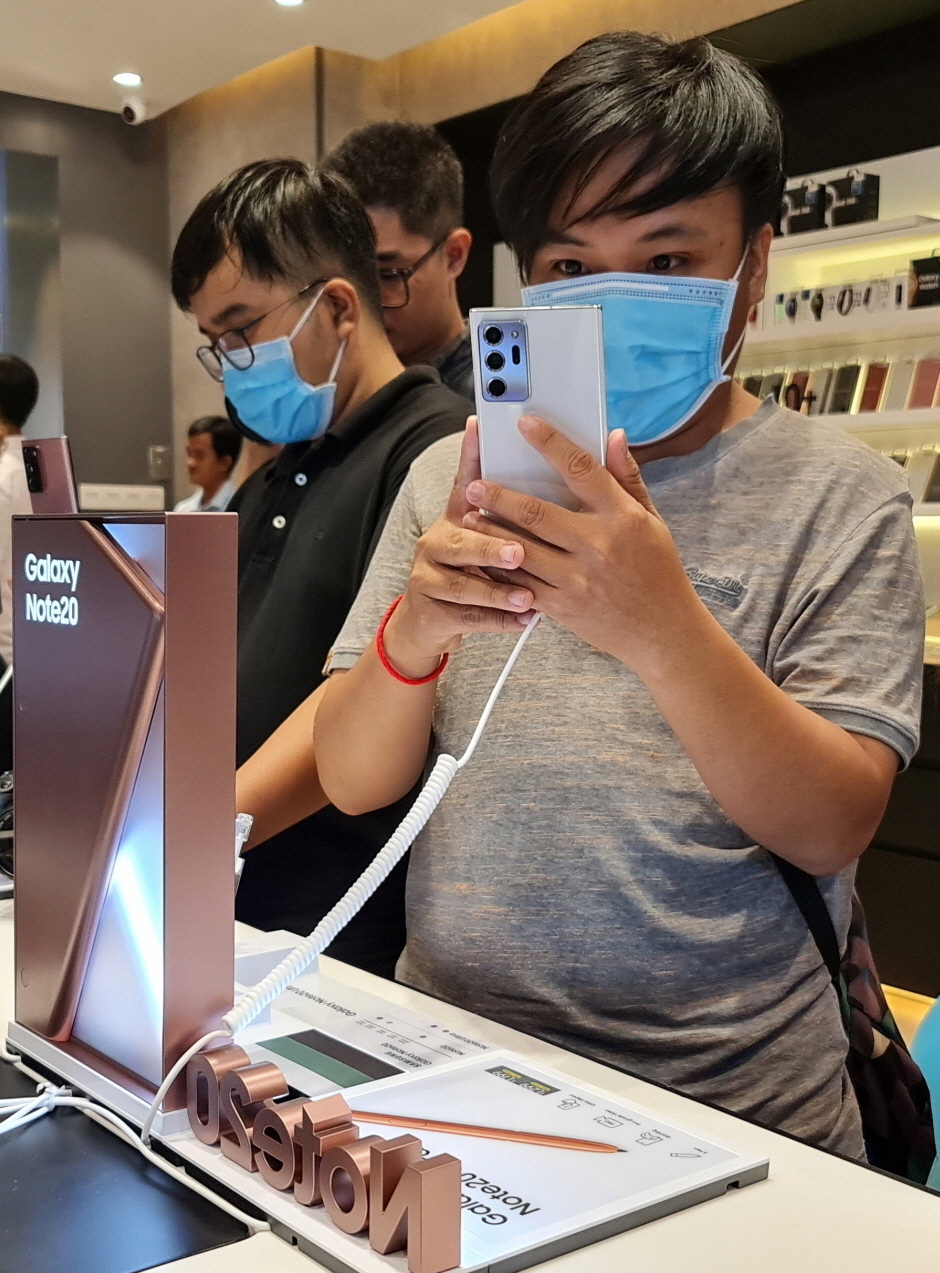 A photo shows a reporter checking the company's latest smartphone, the Galaxy Note 20, at an event in Jakarta, Indonesia. (Yonhap)