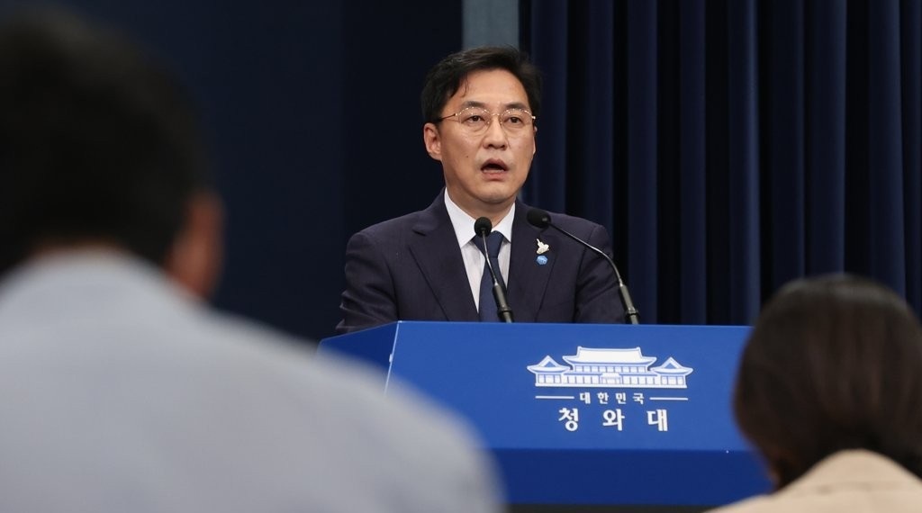 Cheong Wa Dae spokesman Kang Min-seok speaks at a press briefing, in this file photo. (Yonhap)