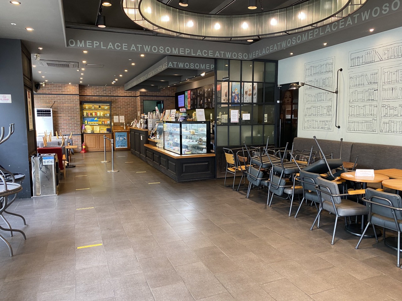 Tables are put aside, signaling that they are off limits to customers, inside a cafe in Seoul on Monday. (Jo He-rim/The Korea Herald)