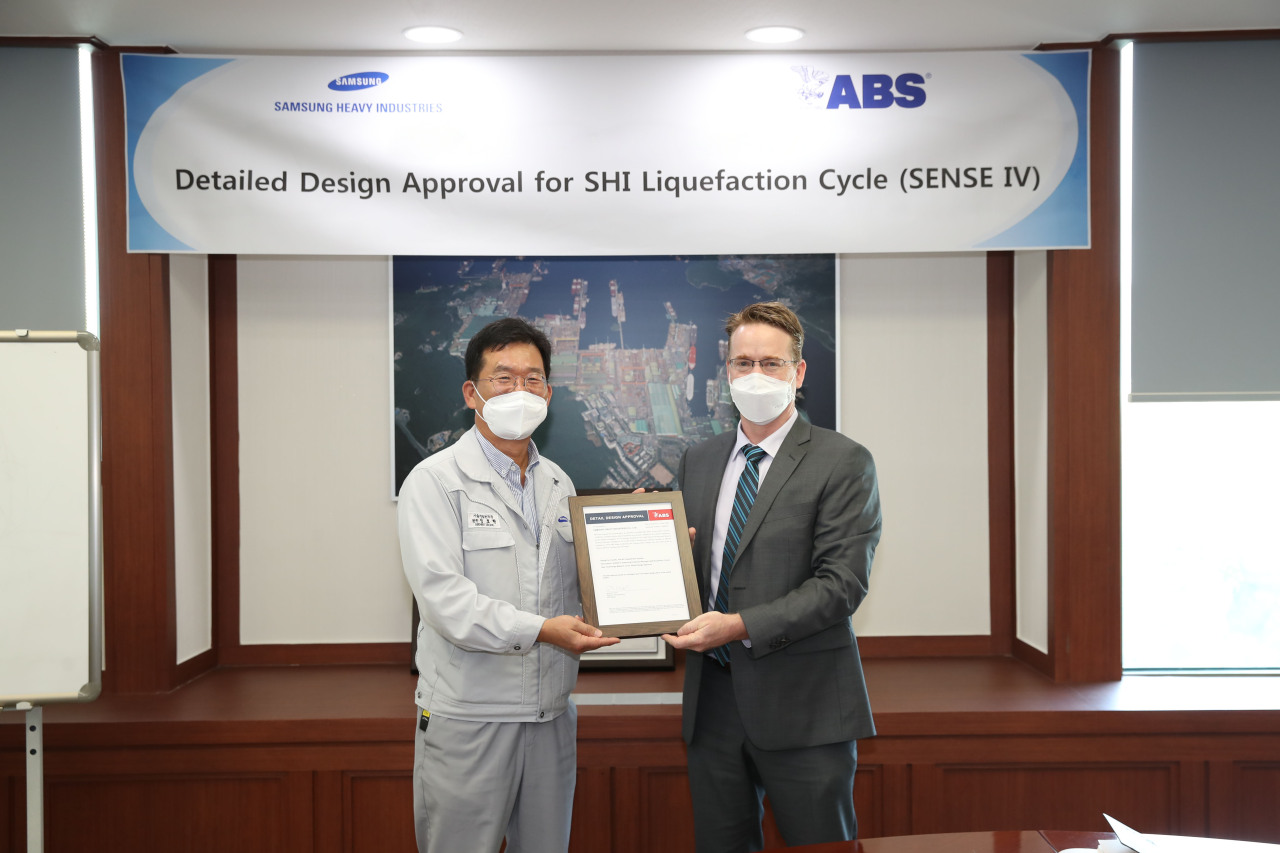 Chung Ho-hyun, head of Samsung Heavy Industries’ technology development division (left) and Darren Leskoski, executive director of ABS, take a photo at an awarding ceremony for LNG liquefaction technology certificates. (Samsung Heavy Industries)