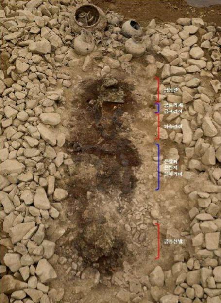 Site where the body was located in tomb No. 120-2 in Gyeongju, North Gyeongsang Province. Relics including a gilt-bronze crown, gold earrings, silver bracelets, a silver belt and a pair of gilt-bronze shoes were found here. (CHA) 