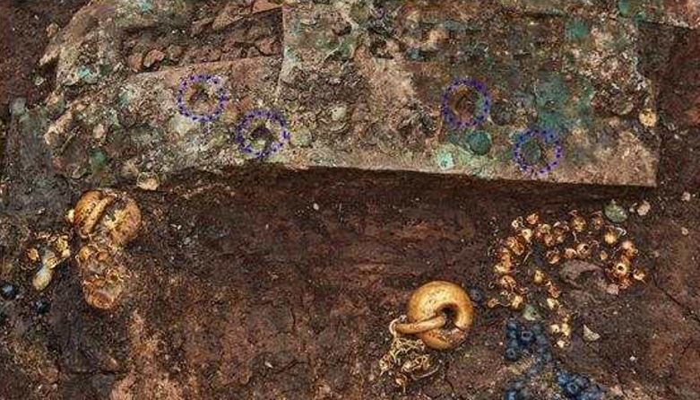 Site where gold ring-type earrings were found in tomb No. 120-2 in Gyeongju, North Gyeongsang Province. The earings are thought to have belonged to female nobility. (CHA) 