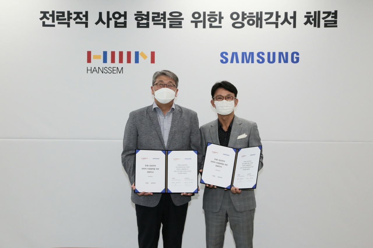 Samsung Electronic Vice President Kang Bong-ku (right) and Hanssem Chief Executive Officer Kang Seung-soo pose after signing a memorandum of understanding in Hanssem headquarter in Seoul on Friday. (Samsung Electronics)