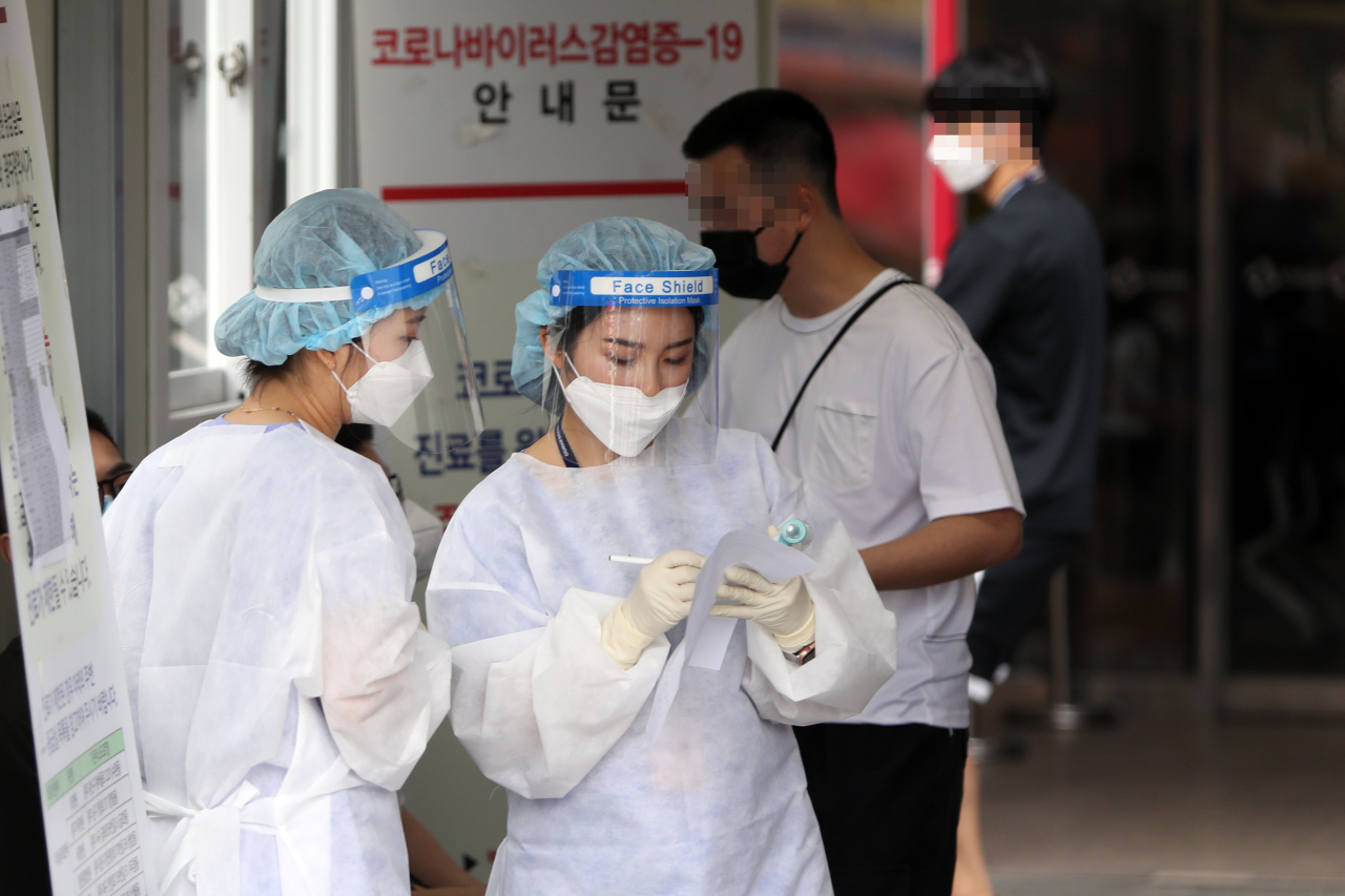 Medical workers at a screening clinic of Chonnam National University Hospital in Gwangju, Aug. 21, 2020. (Yonhap)