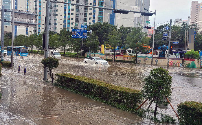 Cars drive through swamped roads Monday after Typhoon Haishen pours heavy rainfall and strong winds in Korea's southern and eastern regions. (Yonhap)