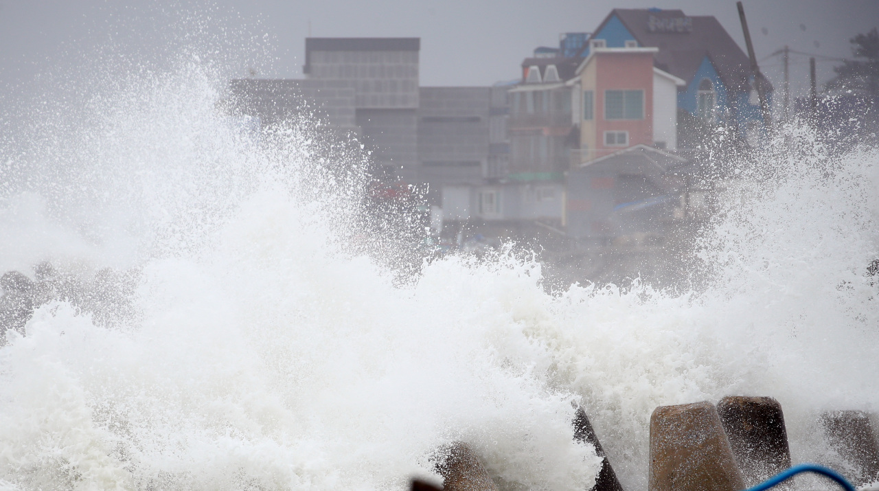 Strong waves roar over a walking path Monday at a shore in Gyeongju, North Gyeongsang Province. (Yonhap)