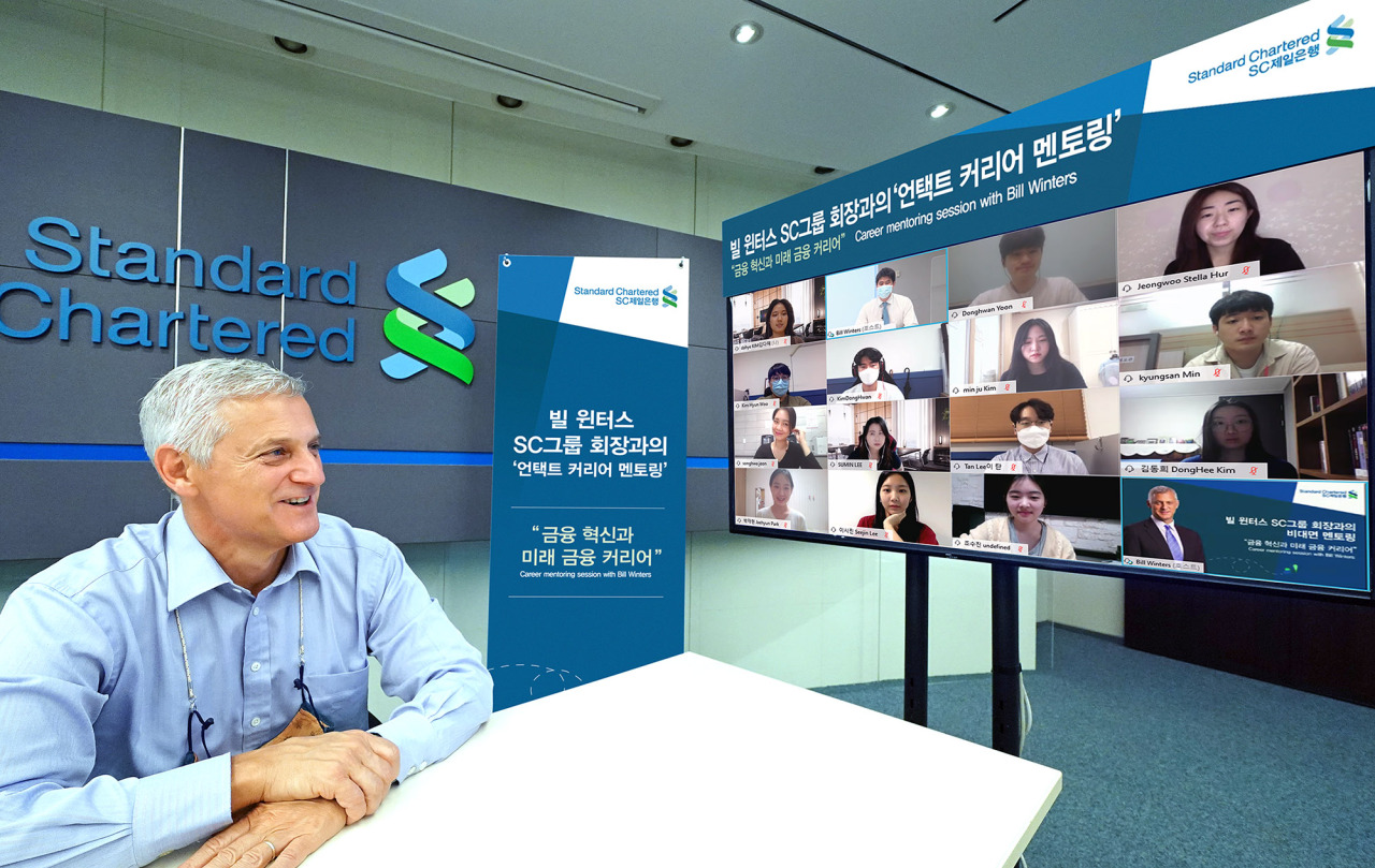 Standard Chartered Bank CEO Bill Winters mentors Korean university students seeking careers in finance via videoconferencing Wednesday. (Standard Chartered Bank Korea)