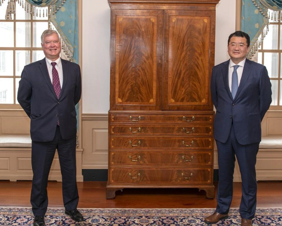 Deputy Secretary of State Stephen Biegun (left) poses with First Vice Foreign Minister Choi Jong-kun at the State Department in Washington. (Ministry of Foreign Affairs)