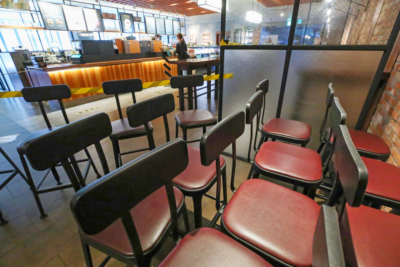 A coffee chain in Seoul has removed its tables after a ban on dine-in services was put in place at the end of August. (Yonhap)