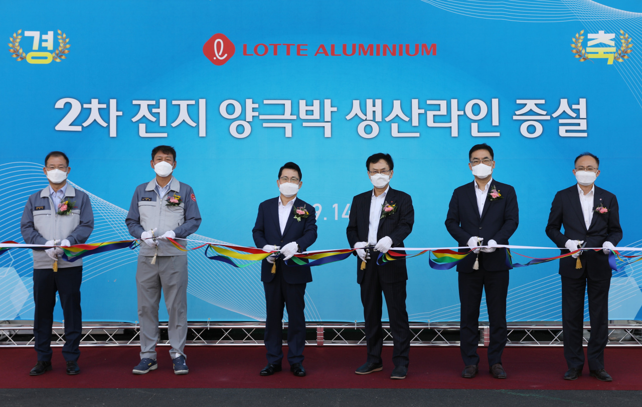 Lotte Chemical’s business unit leader Kim Gyo-hyun (third from right) attends a ribbon-cutting ceremony with company officials to celebrate the expansion of Lotte Aluminium’s cathode foil plant in Ansan, Gyeonggi Province on Monday. (Lotte Aluminium)