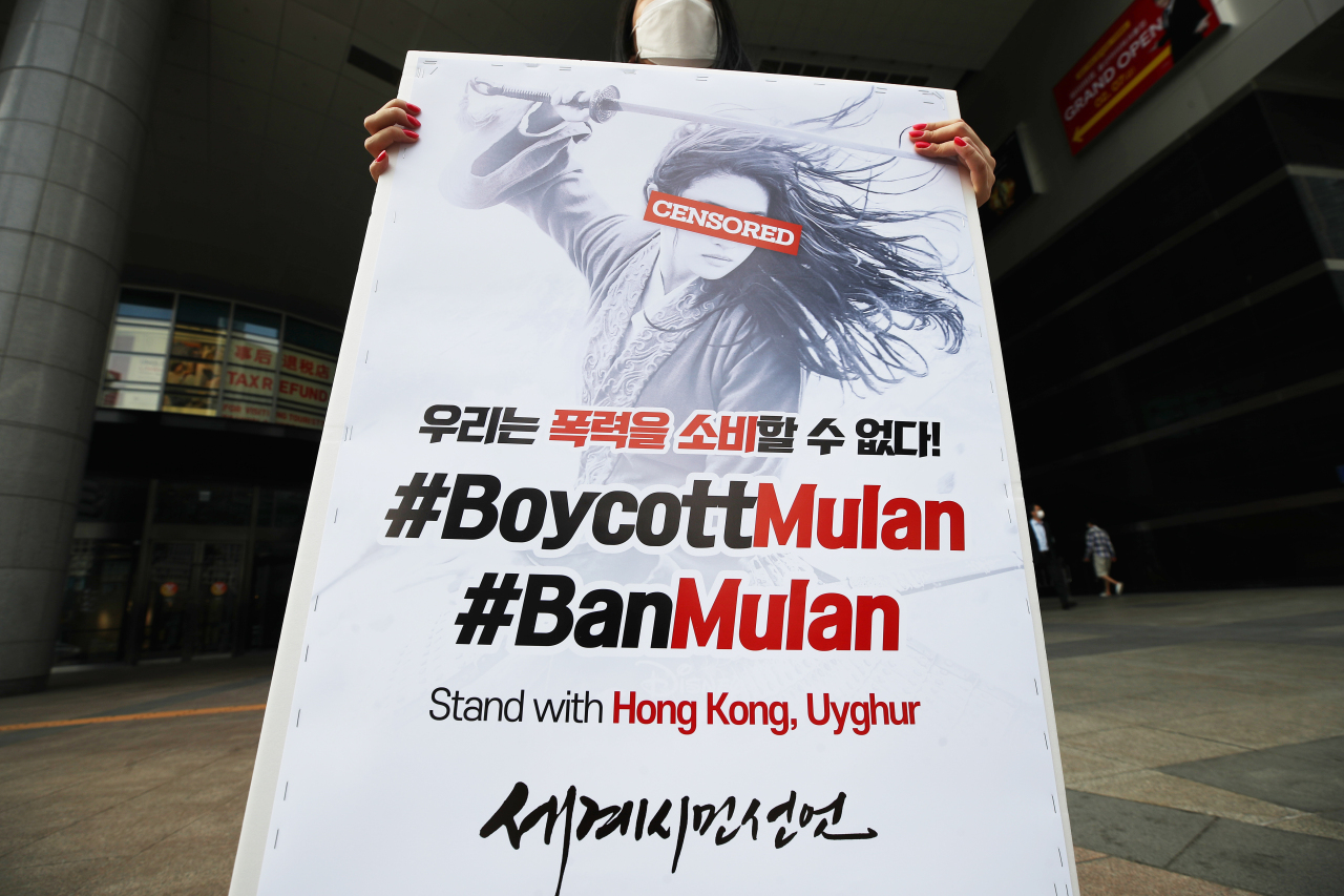 Lee Seoll-a, co-head of the Declaration of Global Citizen in Korea, holds a one-person rally boycotting against film “Mulan” in front of CGV Yongsan in central Seoul on Thursday. (Yonhap)