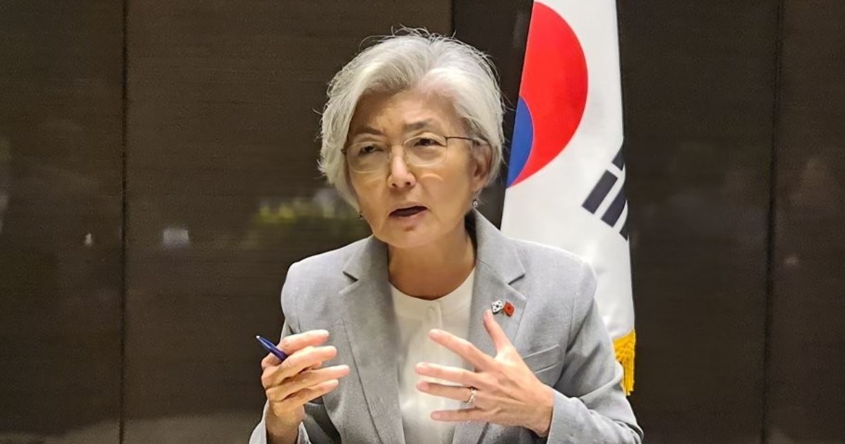 Foreign Minister Kang Kyung-wha speaks during a meeting with Korean reporters in Hanoi on Sept. 18, 2020. (Yonhap)