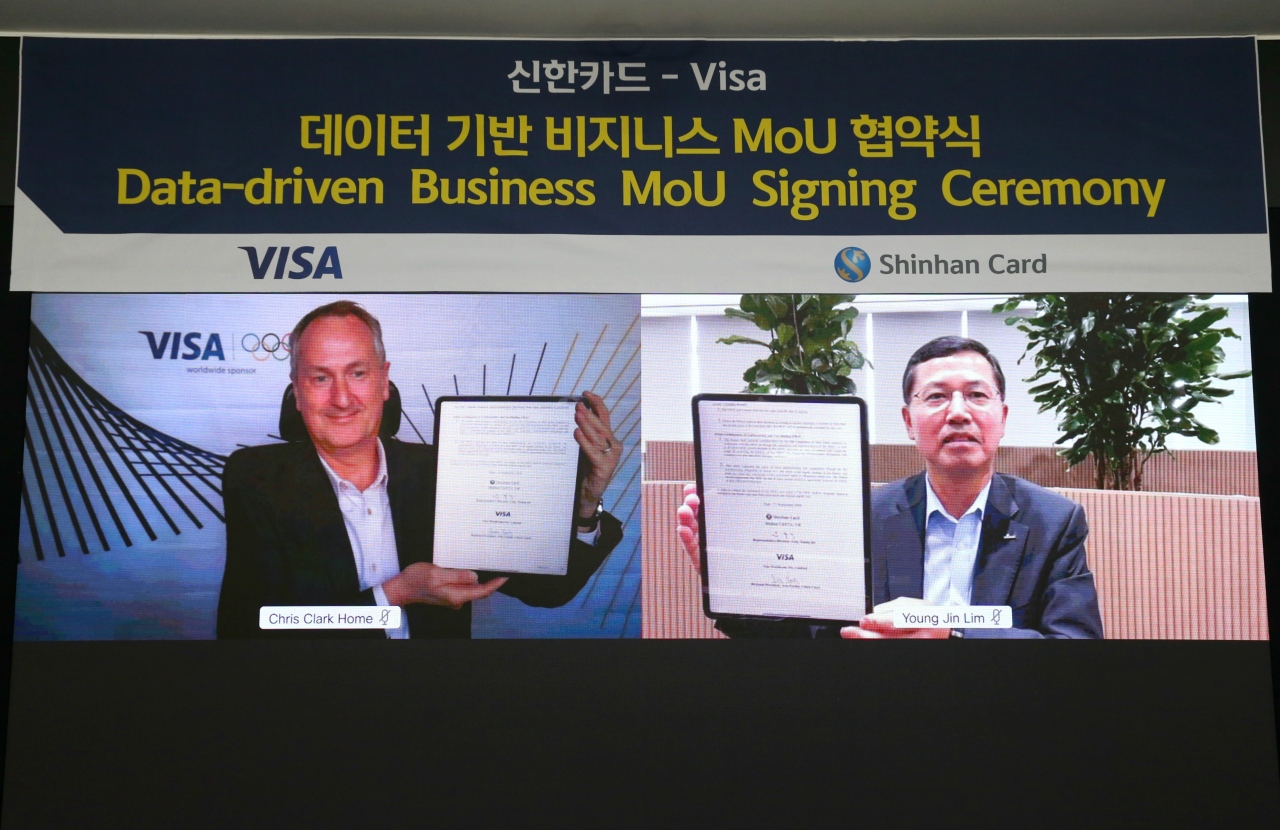 Chris Clark (left), Visa’s regional president for Asia Pacific, and Lim Young-jin, CEO of Shinhan Card, participate in a videoconference event Tuesday to establish a partnership to jointly offer data-based consulting services. (Shinhan Card)