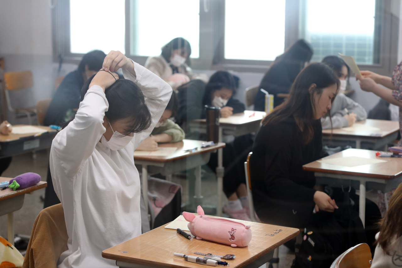 Final-year students at a high school in Gwangjuearlier this month prepare to take the September mock test of the upcoming annual college entrance exam slated for Dec. 3. (Yonhap)