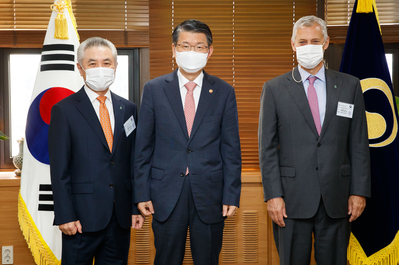 From left: SC Bank Korea CEO Park Jong-bok, FSC Chairman Eun Sung-soo and Standard Chartered Group CEO Bill Winters (FSC)