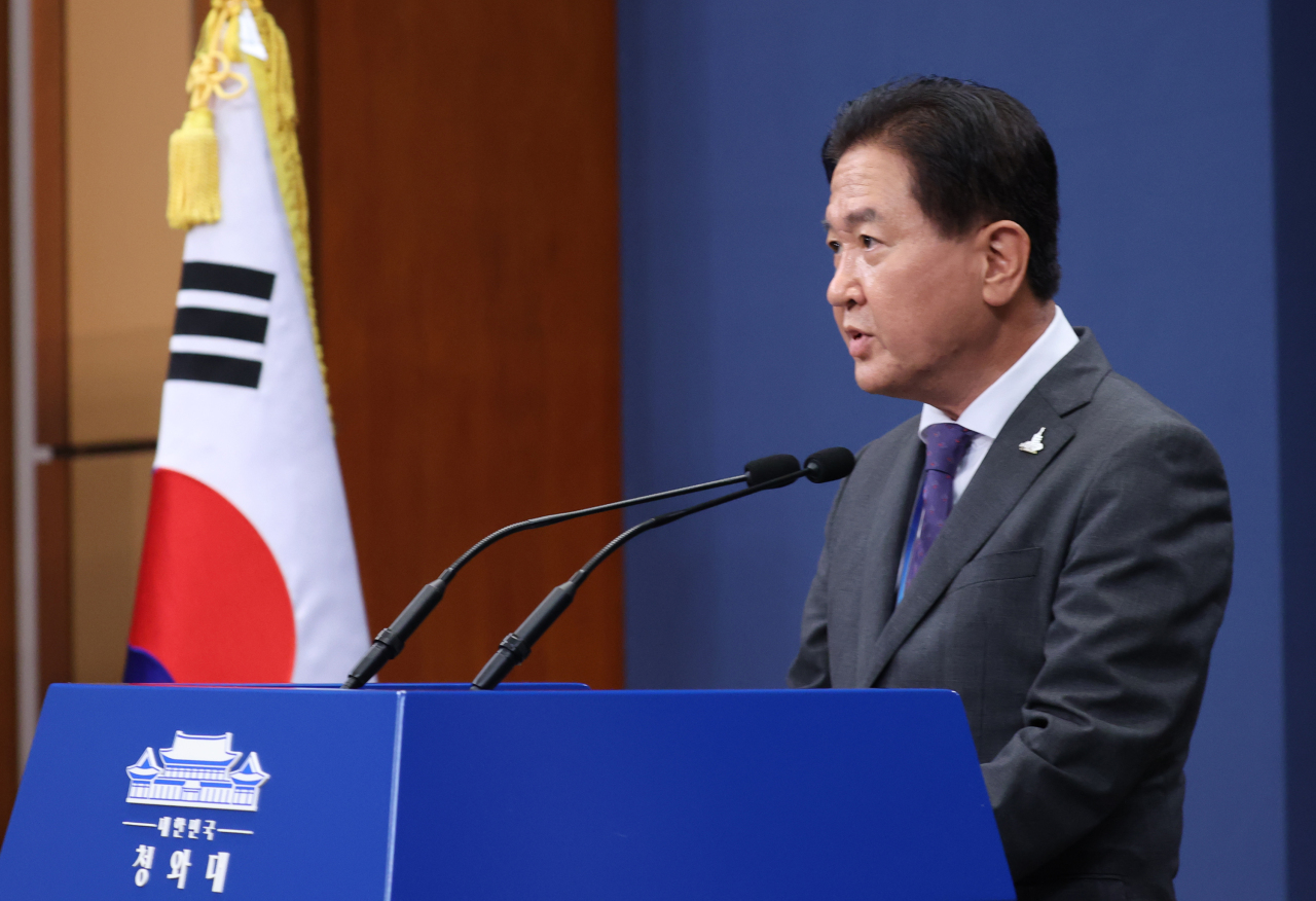 Suh Choo-suk, deputy director of the national security office, holds a briefing on Thursday. (Yonhap)