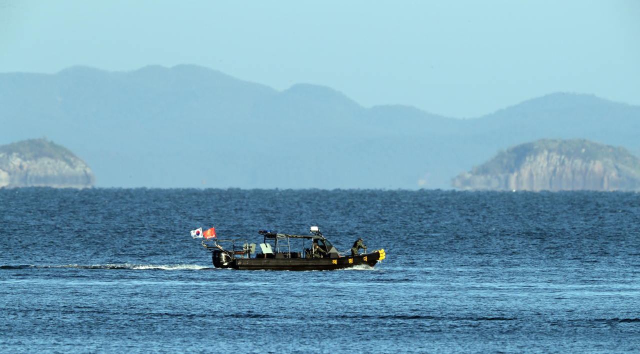 South Korean Marine Corps soldiers patrol the waters off the western border island of Yeonpyeongdo on Sunday. (Yonhap)