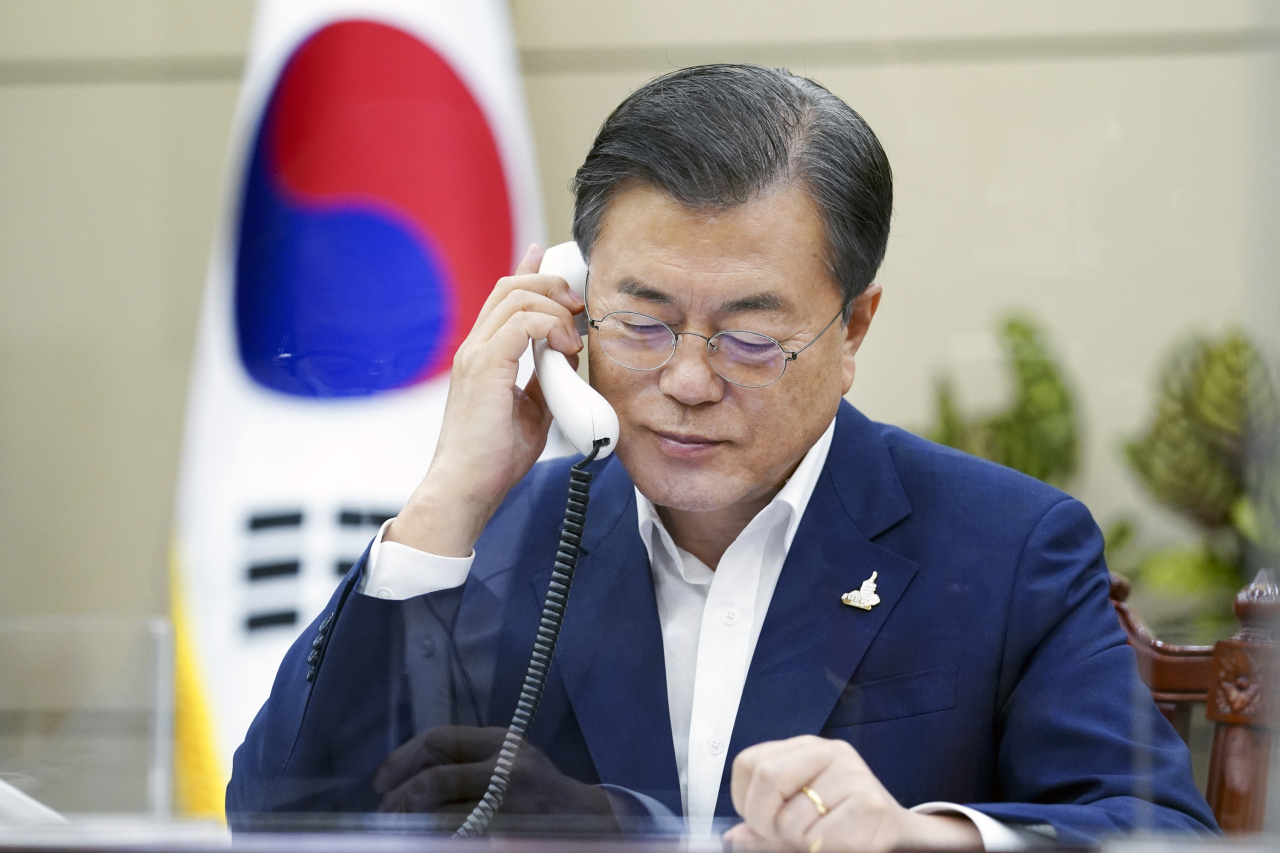 South Korean President Moon Jae-in holds phone talks with Russian President Vladimir Putin at Cheong Wa Dae in Seoul on Monday. (Cheong Wa Dae)