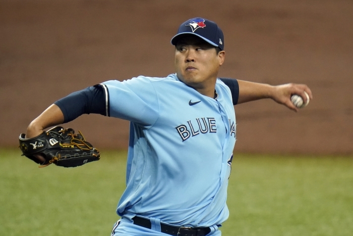 Ryu Hyun-jin of the Toronto Blue Jays pitches against the Tampa Bay Rays in Game 2 of the American League wild-card series at Tropicana Field in St. Petersburg, Florida, on Sept. 30, 2020. (AP-Yonhap)