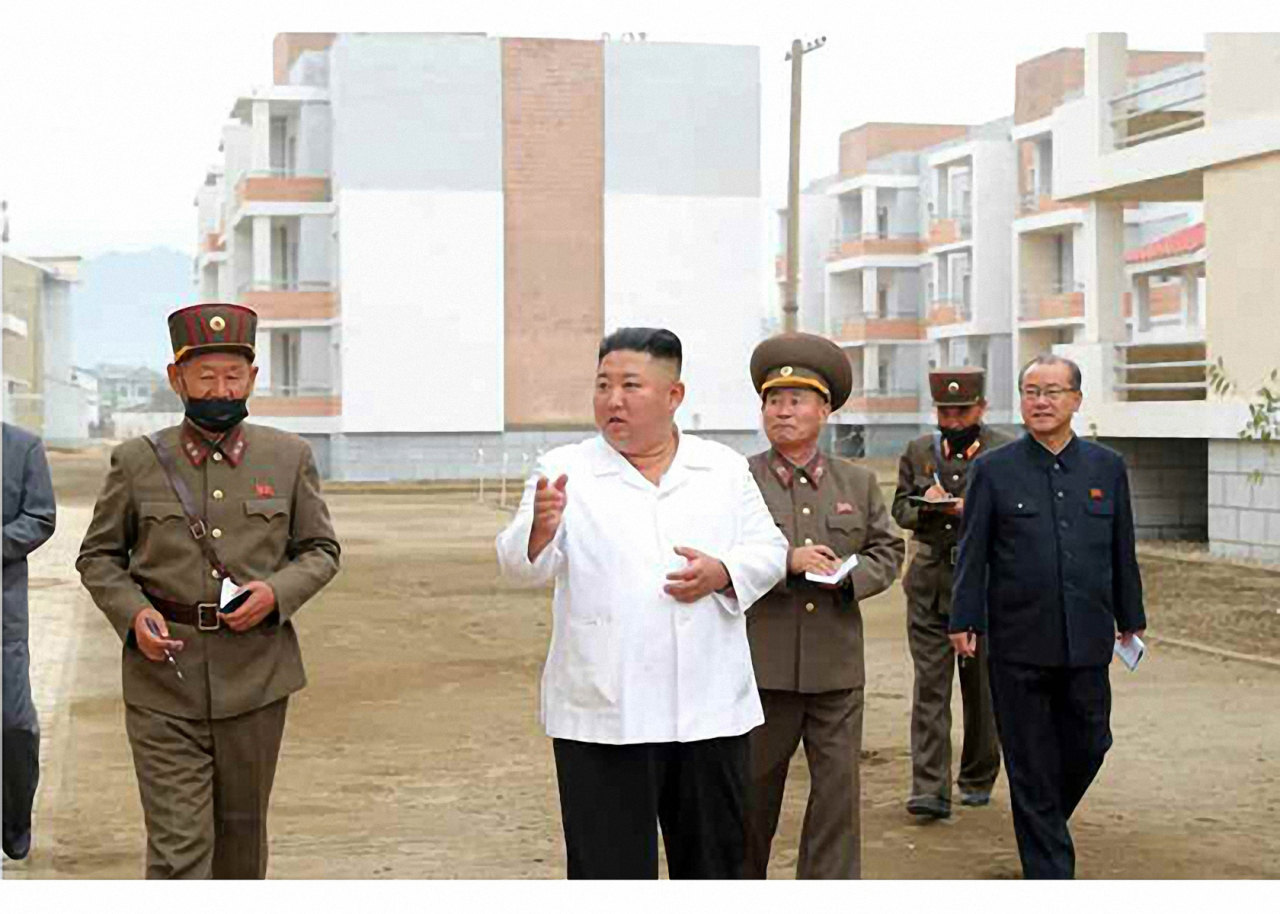 North Korean leader Kim Jong-un (center) inspects flood relief in Kangwon Province, Oct. 2, 2020. (Yonhap)