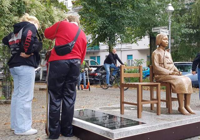 People stop and watch “the Statue of Peace” erected in the public place in Berlin’s Mitte district, Germany, on Sept. 27. (Yonhap)