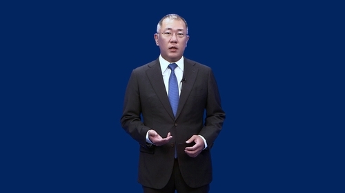 Hyundai Motor Group Chairman Chung Euisun delivers an online speech to employees on Wednesday after he was promoted to chairman of the group at its headquarters in Yangjae, southern Seoul. (Yonhap)