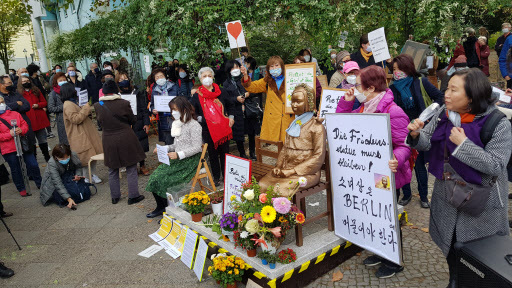 Activists and citizens hold a rally near “the Statue of Peace,” which symbolizes victims of sex slavery by Japan during the World War II, at a street in Berlin‘s Mitte district, demanding the German city authorities revoke its decision to remove the statue, on Tuesday. (Yonhap)