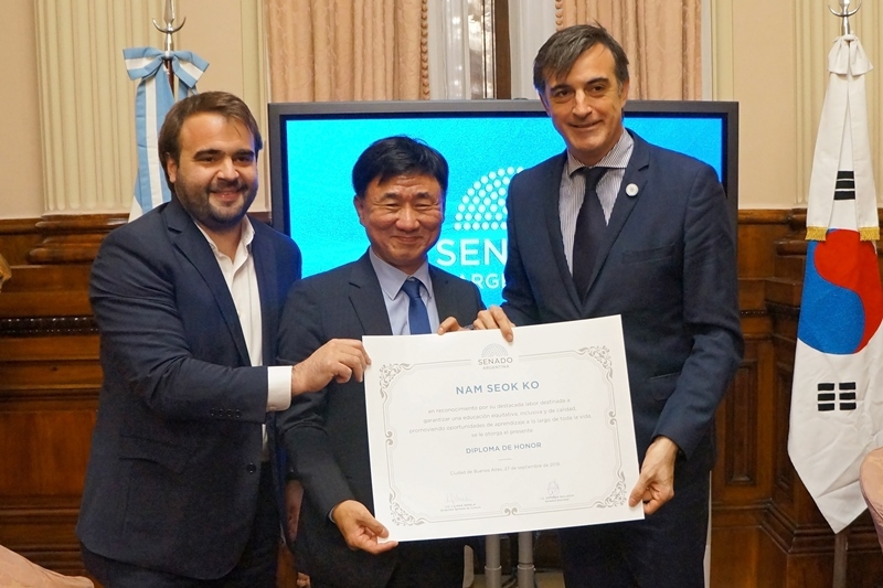 Yeonsu District Mayor Go Nam-seok accepts a plaque of appreciation at the fourth International Conference on Learning Cities in October 2019 in Medellin, Colombia. (The Yeonsu District Office)
