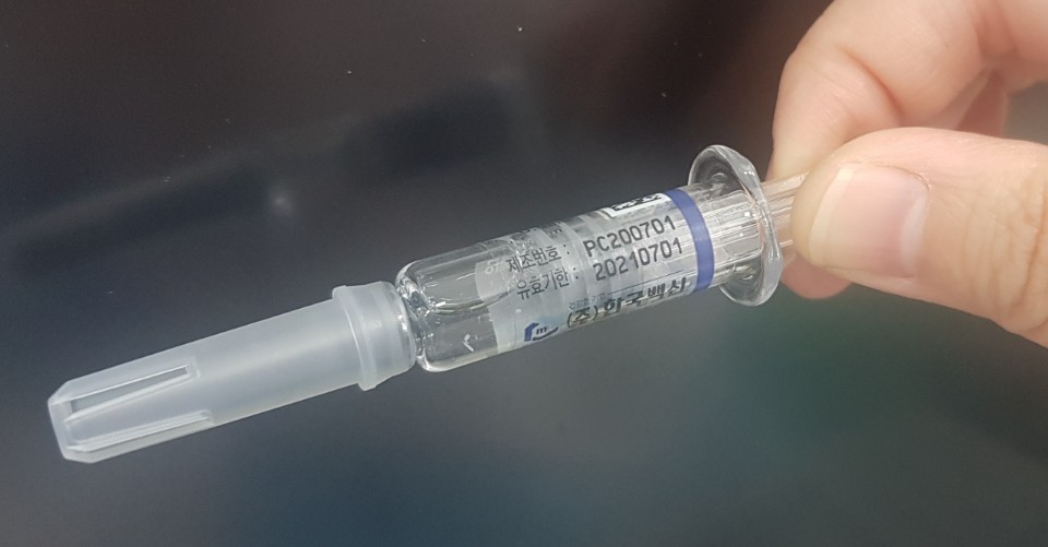 Photo shows a syringe-packaged vaccine with white contaminants (courtesy of the Ministry of Food and Drug Safety)