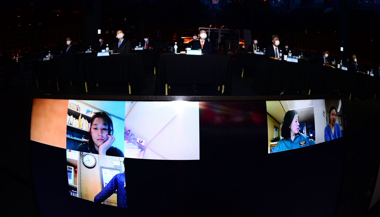Online participants listen to Ron Arad's keynote speech during the Herald Design Forum. (Park Hae-mook/The Korea Herald)