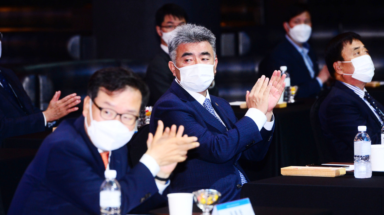 Herald Corp. Chairman Jung Won-ju (second from left) and participants applaud during the Herald Design Forum 2020. (Park Hae-mook/The Korea Herald)