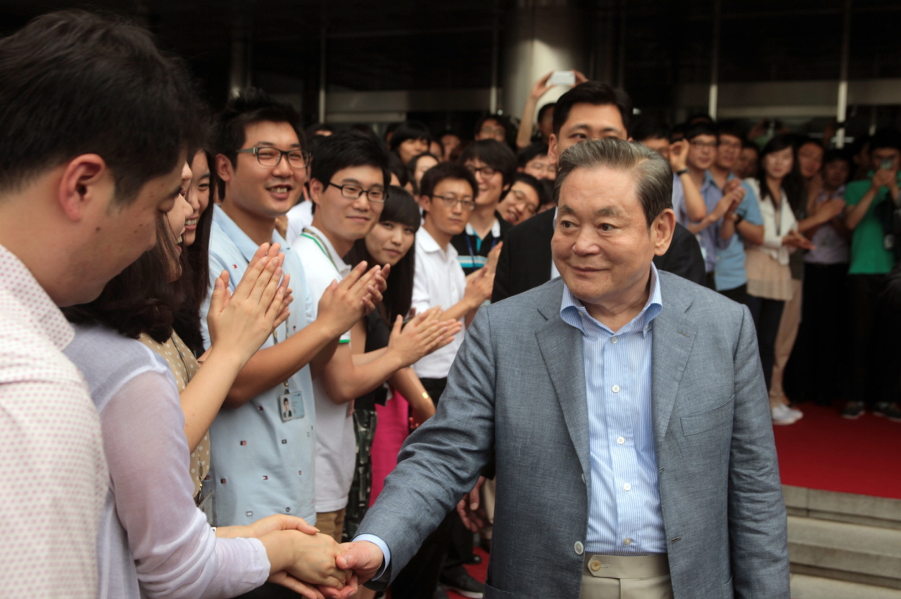The photo shows late Samsung Group Chairman Lee Kun-hee shaking hands with Samsung Electronics` employees in 2011. (Samsung Group)