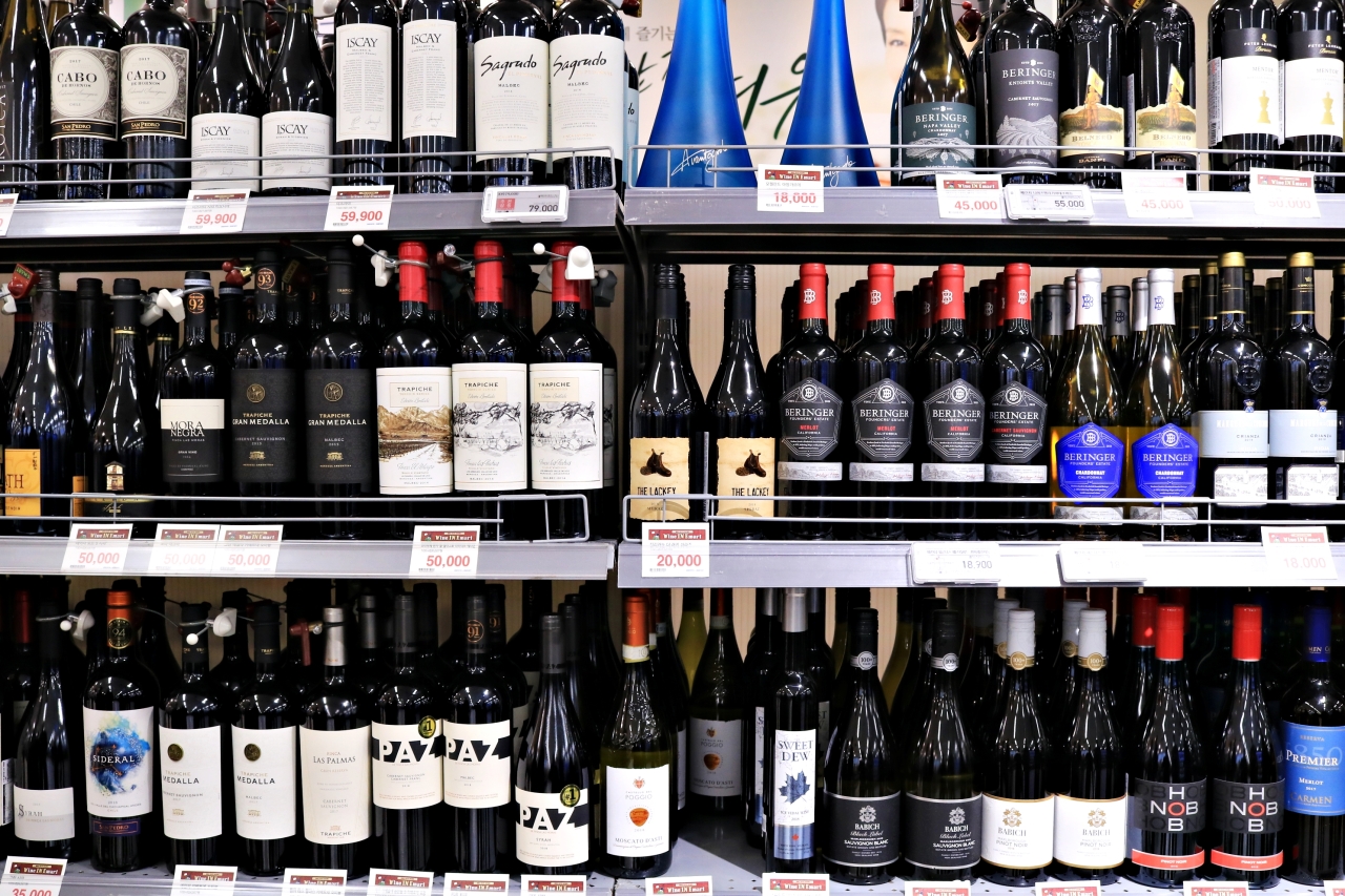 Wine bottles are displayed at a wine shopping event in October at the E-mart discount store in Yongsan, Seoul. (Son Ji-hyoung/The Korea Herald)