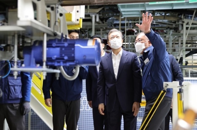 President Moon Jae-in (second from right) visits Hyundai Motor’s Ulsan plant and receives information on the production line for hydrogen car Nexo from Hyundai Motor Chairman Chung Euisun on Friday. (Yonhap)