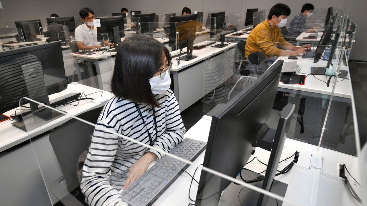 Hyundai Mobis employees take online software training. (Hyundai Mobis)