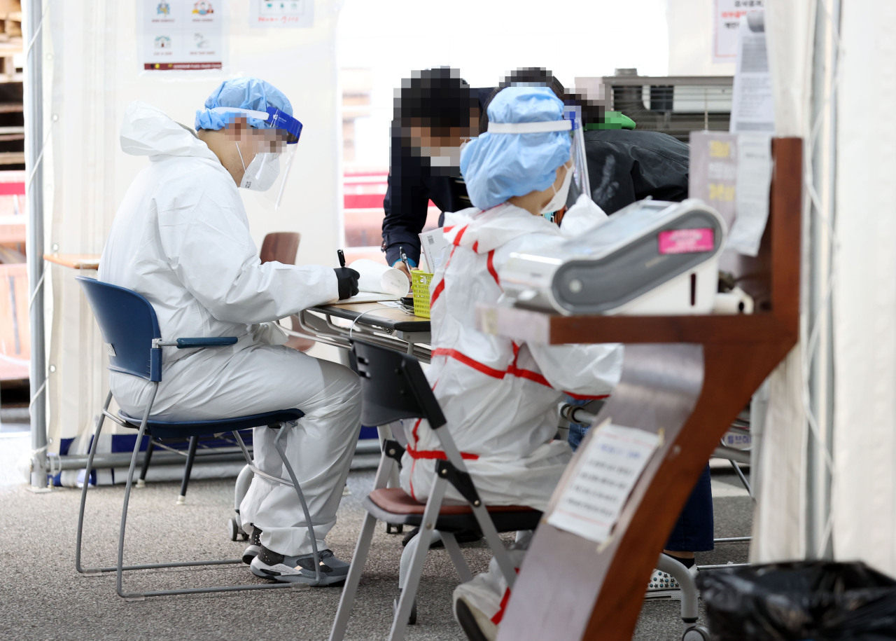 Medical professionals are at work last month inside a COVID-19 testing center in Gangnam-gu, southern Seoul. (Yonhap)