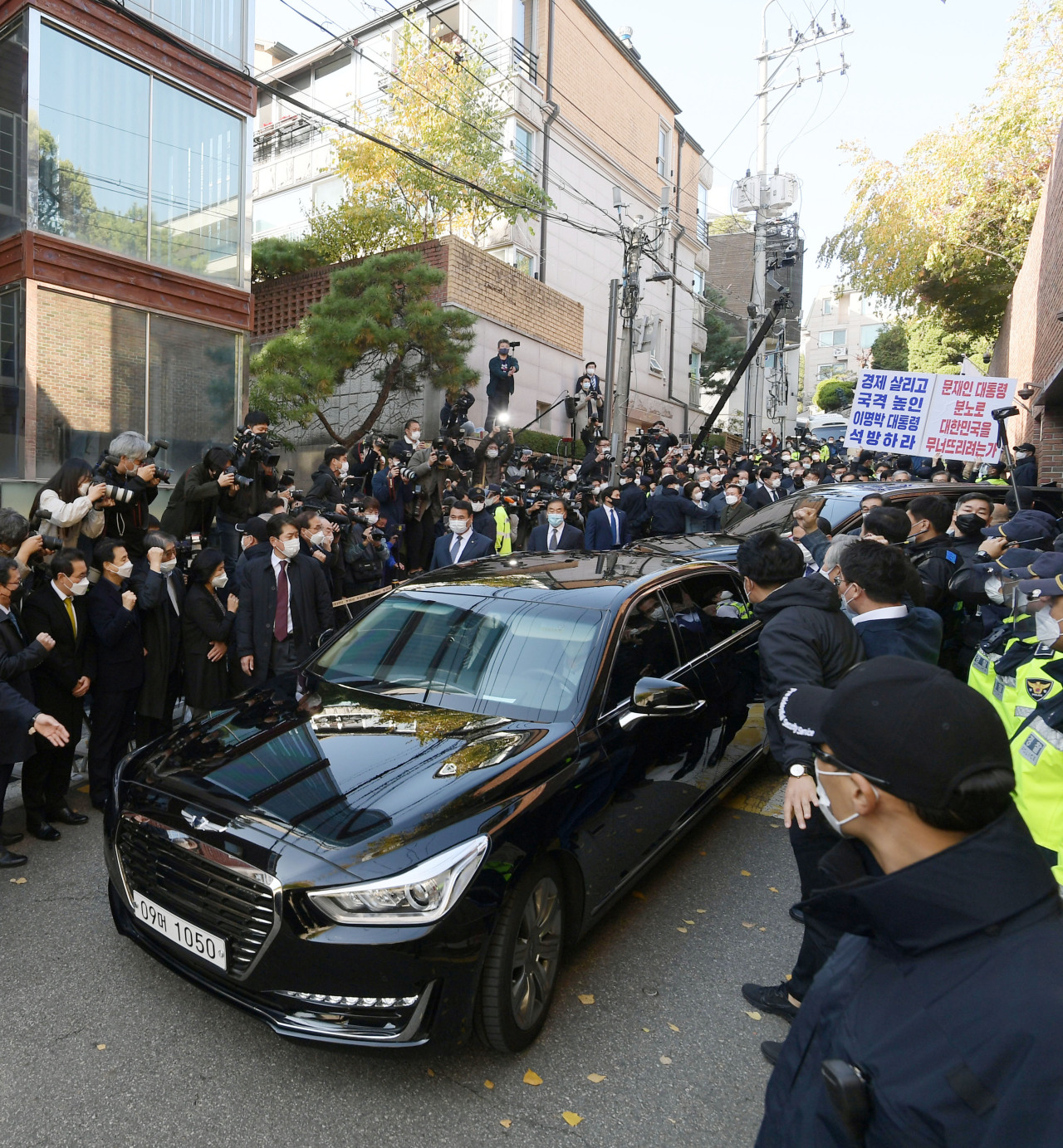 A vehicle carrying former President Lee Myung-bak leaves his residence in Gangnam-gu, southern Seoul, Monday. (Yonhap)