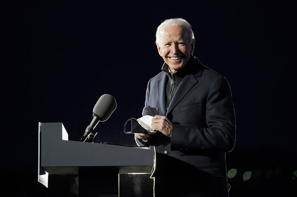 Democratic presidential candidate former Vice President Joe Biden smiles as he arrives to speak at a drive-in rally at Lexington Technology Park in Pittsburgh. (AP-Yonhap)