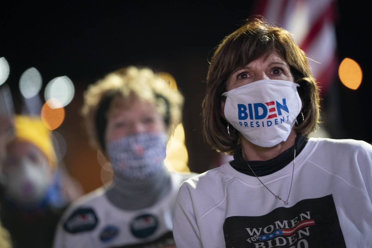 Supporters listen as Dr. Jill Biden speaks in support of her husband Democratic presidential nominee Joe Biden during a drive-in campaign rally at Heinz Field on Monday in Pittsburgh, Pennsylvania. One day before the election, Biden is campaigning in Pennsylvania, a key battleground state that President Donald Trump won narrowly in 2016. (AFP-Yonhap)