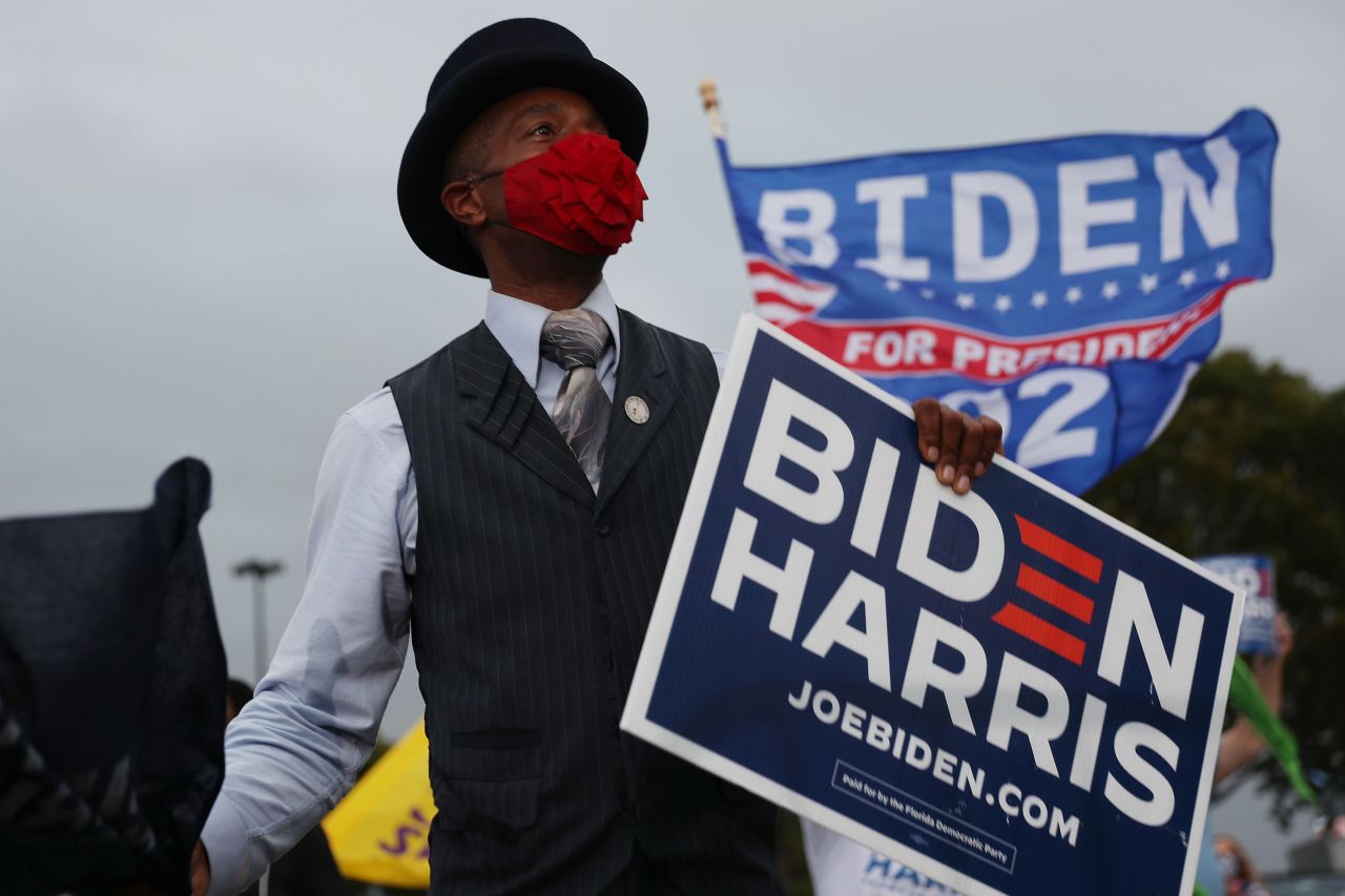 Jon Saxx waits for the arrival of former President Barack Obama for his drive in campaign rally in support of Democratic presidential nominee Joe Biden on Monday in Miami, Florida. Mr. Obama is campaigning for his former Vice President before the Nov. 3rd election. (AFP-Yonhap)