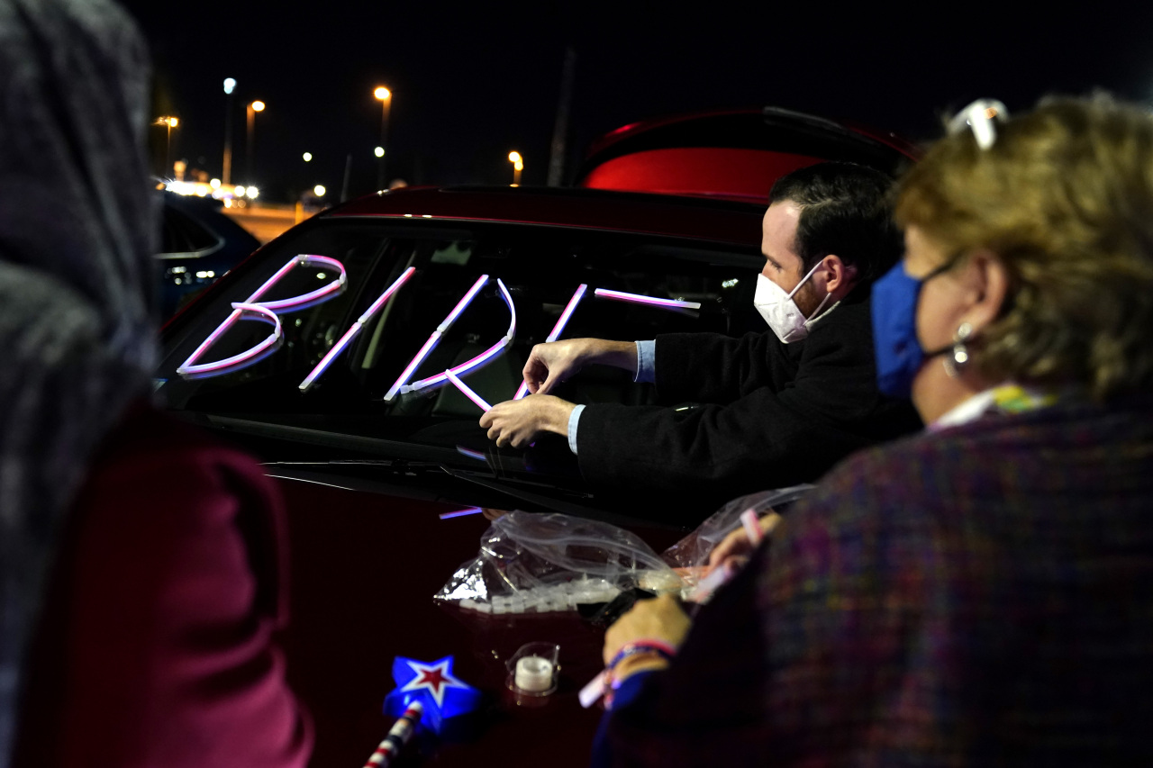 Supporters decorate their vehicle as they arrive for an election night rally for Democratic presidential candidate former Vice President Joe Biden on Tuesday, in Wilmington, Del. (AP-Yonhap)