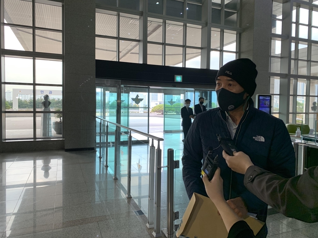 Lee Rae-jin, the elder brother of a South Korean official killed by North Korean soldiers while drifting in its waters in September, speaks to reporters at the defense ministry building in Seoul on Friday, before a closed-door meeting with Defense Minister Suh Wook. (Yonhap)