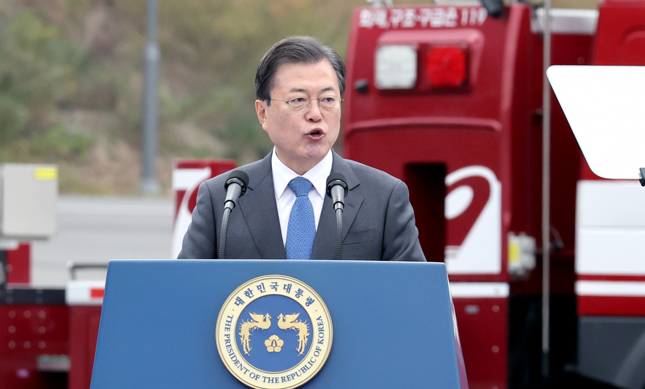 President Moon Jae-in delivers an address during a ceremony to mark the 58th Firefighters' Day at the National Fire Service Academy in Gongju, some 160 kilometers south of Seoul, on Friday. (Yonhap)