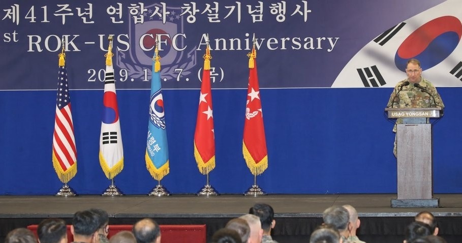 US Forces Korea commander Gen. Robert Abrams, also commander of the South Korea-US Combined Forces Command (CFC), delivers a congratulatory speech during a ceremony to mark the CFC's 41st anniversary at a gym on a US base in Seoul on Nov. 7, 2019. (Yonhap)