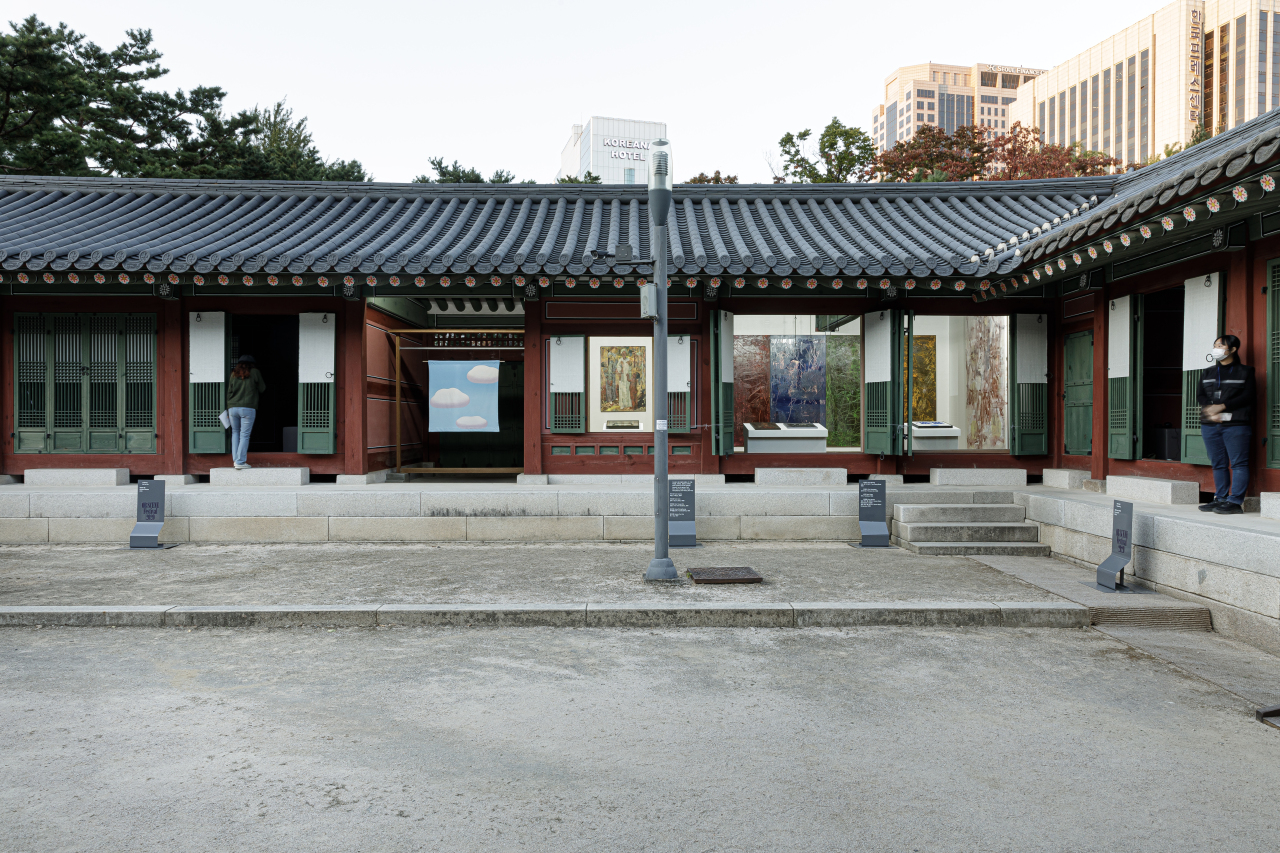 Installation view of “Art Plant Asia 2020: Hare Way Object” at the palace Deoksugung (Art Plant Asia)