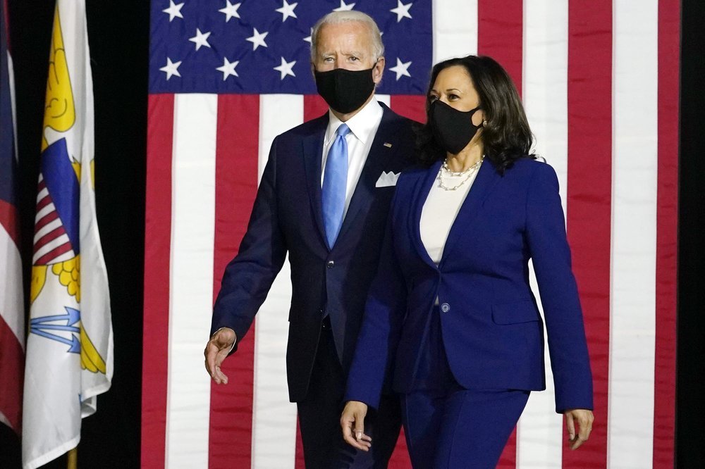 Democratic presidential candidate former Vice President Joe Biden and his running mate Sen. Kamala Harris, D-Calif., arrive to speak at a news conference at Alexis Dupont High School in Wilmington, Aug. 12. (AP-Yonhap)