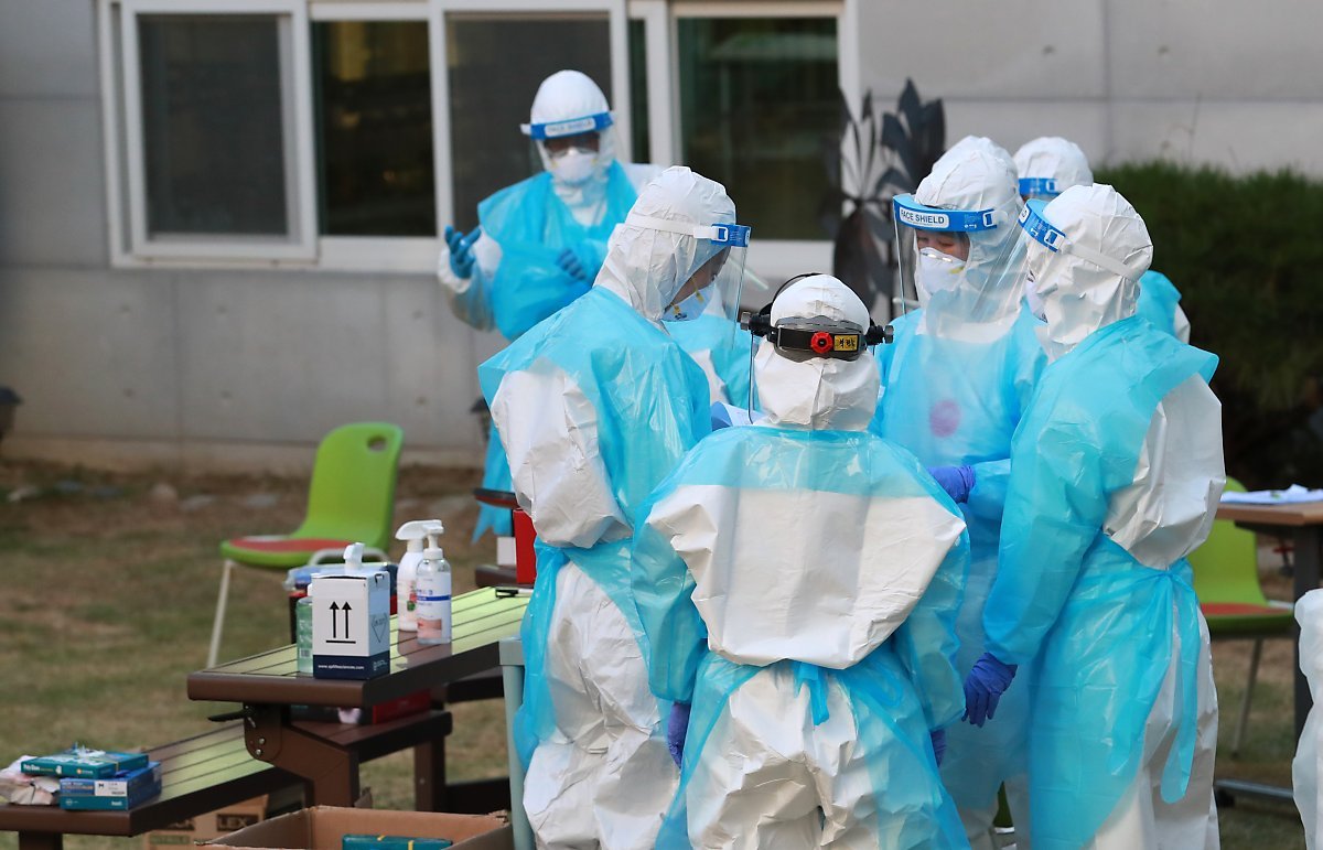 Medical workers preparing to carry out coronavirus tests. (Yonhap)