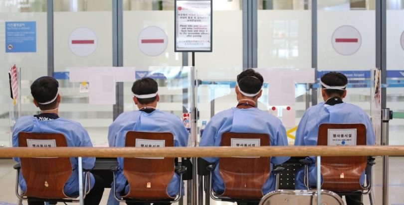 Quarantine officials await inbound passengers at Incheon International Airport, west of Seoul, on Oct. 22. (Yonhap)