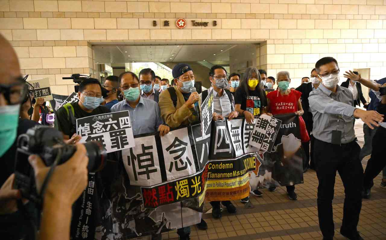 In this file photo taken last Tuesday pro-democracy activists demonstrate outside the West Kowloon court in Hong Kong as pro-democracy media mogul Jimmy Lai, facing charges of inciting others to participate in an unauthorised assembly commemorating the 1989 Tiananmen Square crackdown in Beijing earlier this June 4, attends a hearing. (AFP-Yonhap)