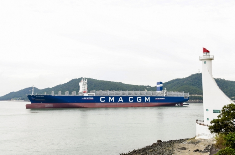 The world's first LNG-powered container ship built by Hyundai Samho Heavy Industries Co. floats off the southwestern city of Mokpo, South Korea on Sept. 15, ahead of its delivery to Singapore's Eastern Pacific Shipping. (Yonhap)